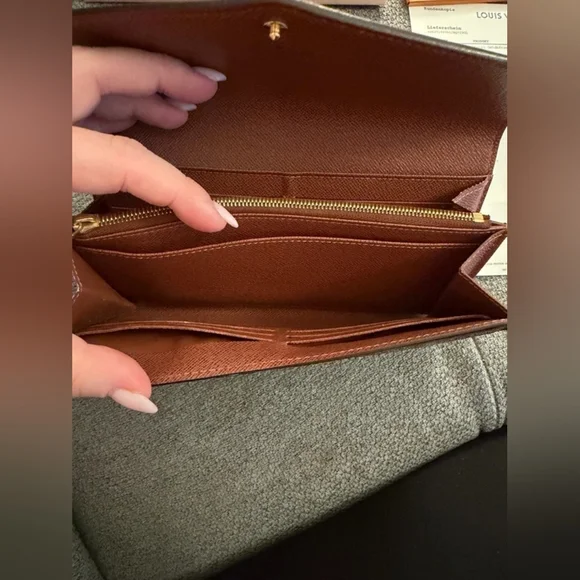 Louis Vuitton Sarah Wallet - Picture 8 of 10